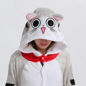 Femme portant un pyjamas illustré de tête de chat à capuche