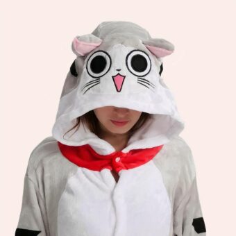 Femme portant un pyjamas illustré de tête de chat à capuche