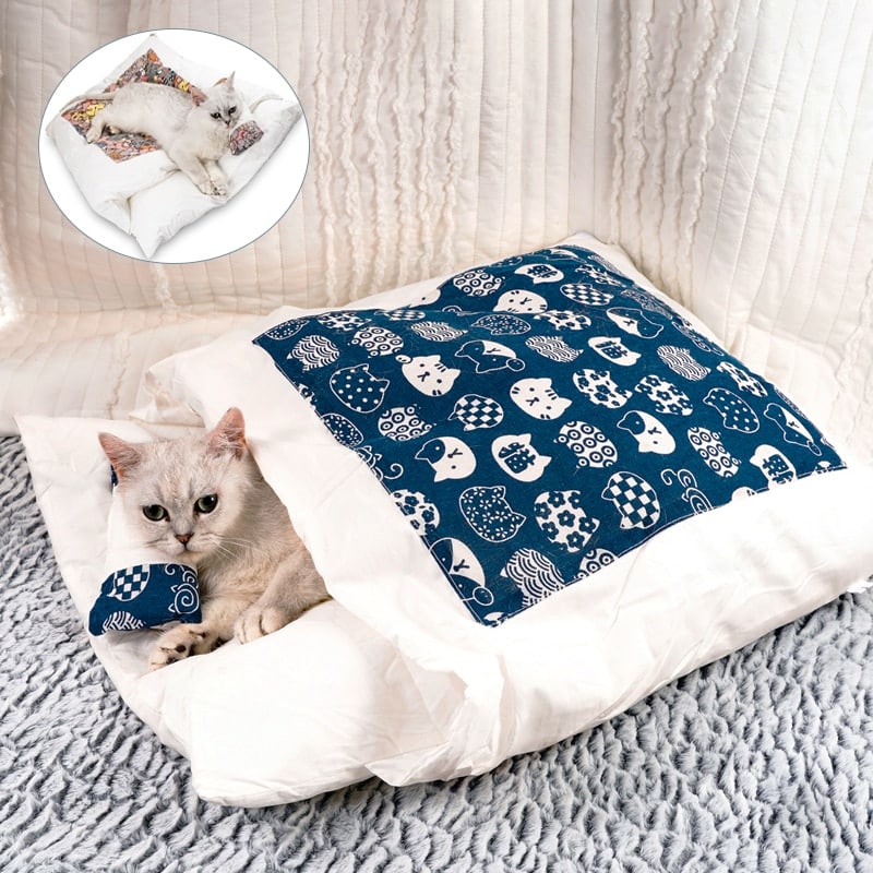 Chat allongé dans un petit lit japonais pour chat style sac de couchage