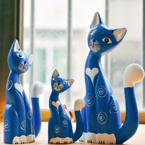 Figurine en bois représantant des une famille de chats bleus