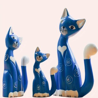 Figurine en bois représantant des une famille de chats bleus