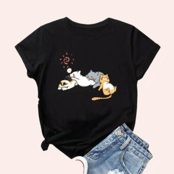 Tee-shirt noir avec chat qui dorment