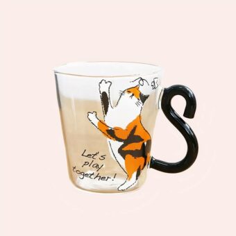 Tasse transparente avec petit chat roux mignon