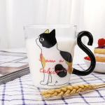 Tasse transparente en verre avec petit chat noir et blanc