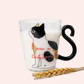 Tasse transparente en verre avec petit chat noir et blanc