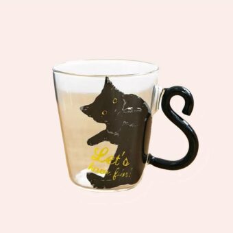Tasse transparente avec petit chat noir et la queue en guise de hansse