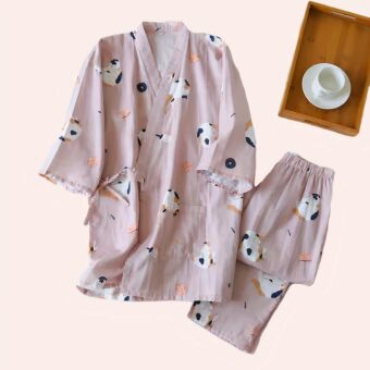 Pyjama kimono pour femme imprimé chat posé sur un fond blanc avec un plateau et une tasse