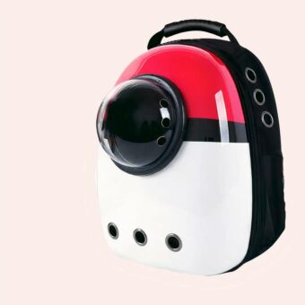 Un sac à dos de transport pour chat rouge, blanc et noir. Les différents accessoires sur le côté. Sur fond blanc.