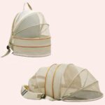 Sac à dos moustiquaire pour chat et chaton de couleur beige en haut à gauche. En dessous le même sac à dos déployé avec double moustiquaire. Au milieu une flèche rouge inclinée vers le bas. Sur fond blanc.