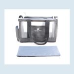 Un cabas gris de transport pour chat en image principale. Sur le côté à droite le même cabas en rouge et un autre en bleu encore au dessus. Dans le coin à droite une image du cabs avec un chat dedans et une main qui lui ouvre la moustiquaire. Sur fond blanc.