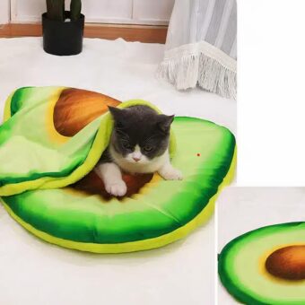 trois couchages pour chat représentant un avocat ouvert en deux, il y a trois taille posées au sol de la plus petite à la plus grande, les unes sur les autres