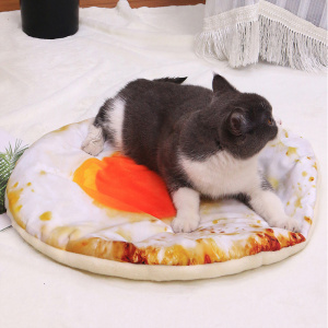 chat noir et blanc se trouvant sur un couchage pour chat représentant un visuel d'œuf au plat