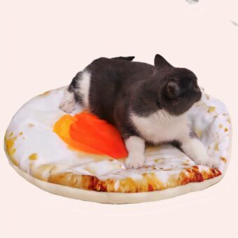 chat noir et blanc se trouvant sur un couchage pour chat représentant un visuel d'œuf au plat