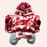 doudoune pour chat avec motif de rennes en rouge et blanc, présenté sur fond blanc
