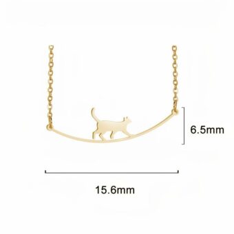 pendentif de collier argenté d'un chat qui marche en équilibre , présenté sur fond noir