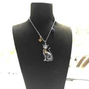 sur un mannequin pour collier noir, un collier en métal avec un pendentif de chat élégant et fier, avec de jolis détails est présenté