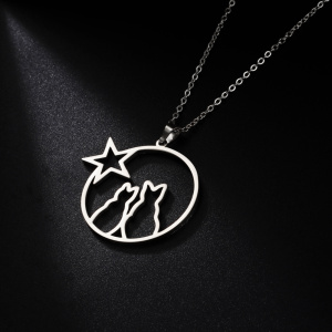 présenté sur fond noir, un collier argenté en acier inoxydable avec un pendentif de deux chats mignons faisant un câlin et regardant une étoile