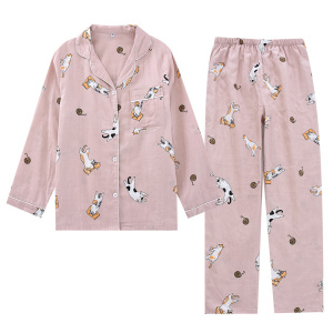 présenté à plat et sur fond blanc, un pyjama rose avec des motifs de petits chat, il est composé d'un haut en chemise à manche longue et d'un pantalon