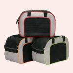 3 sacs de transport pour chat sont présentés sur fond blanc, deux en bas et un posé par-dessus, il y a la couleur orange, vert et rouge