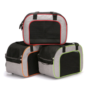 3 sacs de transport pour chat sont présentés sur fond blanc, deux en bas et un posé par-dessus, il y a la couleur orange, vert et rouge