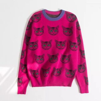 Pull doux rose avec motif tête de chat présenté sur fond blanc
