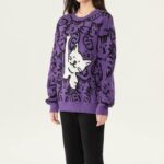 Pull doux violet avec motifs adorables de chats porté par une jeune fille dont on ne voit pas le visage