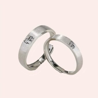 Bagues ouvertes en argent pour couple de chaton pour femmes et hommes, présenté sur un support beige