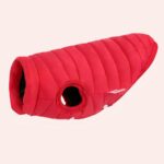 Doudoune chaude rouge pour chat, présentée sur fond blanc