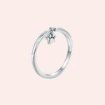 bague à maillon avec pendentif patte de chat en argent pour femme présenté sur fond bleu