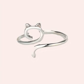 Bague ouverte chat mignon en métal posé sur un support blanc