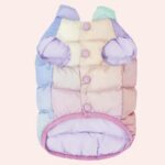Doudoune multicolore pour chat présentée sur fond blanc