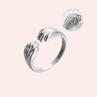 Bagues ouverte avec deux petites pattes de chat et emprunte pour femmes, présentée sur fond blanc, avec petite bulle montrant qu'elle fait une emprunte sur la peau