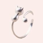 Bague ouverte chat en argent pour femmes présenté sur fond beige