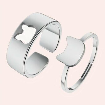 Ensemble de bague de couple avec motif tête de chat , présentées sur fond blanc