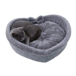 Lit pour chat en forme de cœur mignon de couleur gris, avec un chat gris dormant dedans