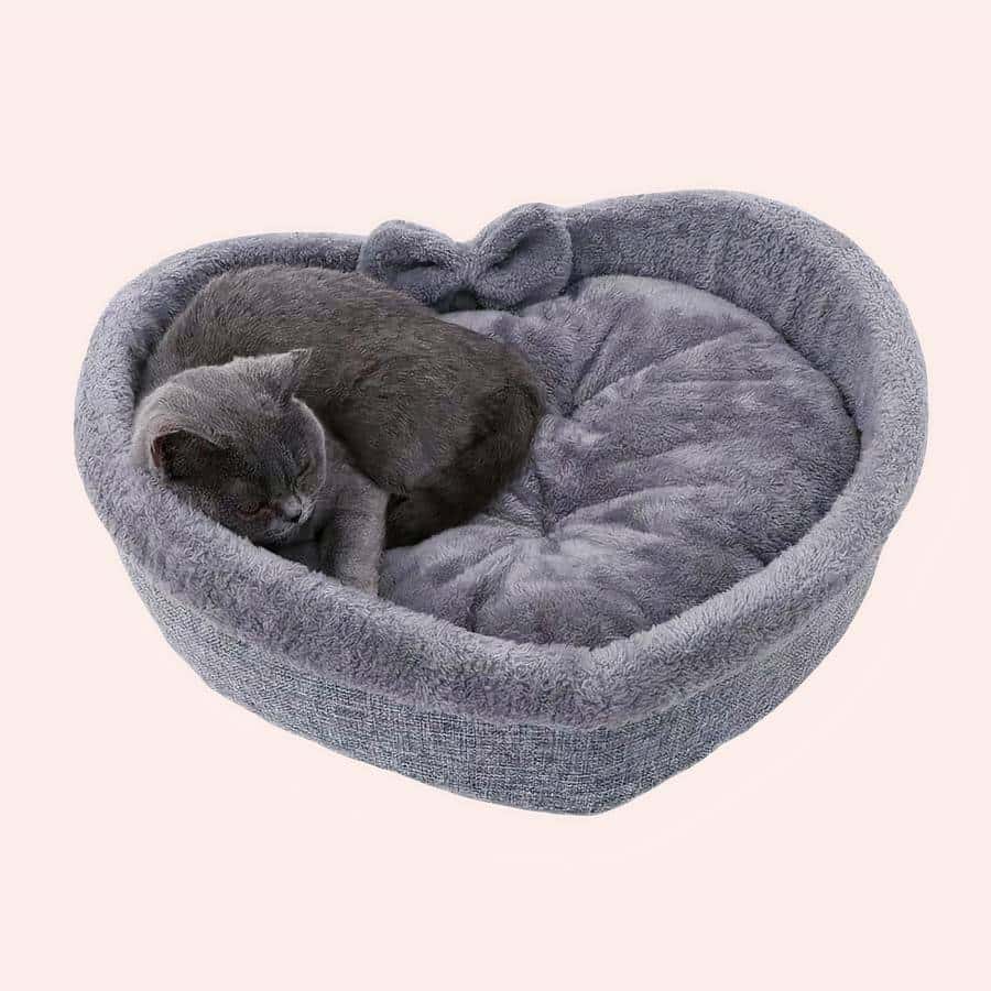 37634-933c7b.jpeg Lit pour chat en forme de cœur mignon de couleur gris, avec un chat gris dormant dedans