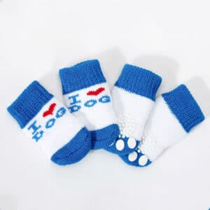 Chaussettes pour chat de couleur blanche et bleue avec un coeur rouge