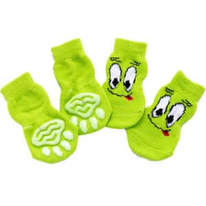 Chaussettes pour chat de couleur verte avec un dessin d'un visage mignon tirant la langue