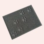 Tapis rectangulaire gris à bouclette en plastique et empreinte de patte de chat en relief pour un espace litière plus propre.