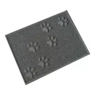Tapis rectangulaire gris à bouclette en plastique et empreinte de patte de chat en relief pour un espace litière plus propre.