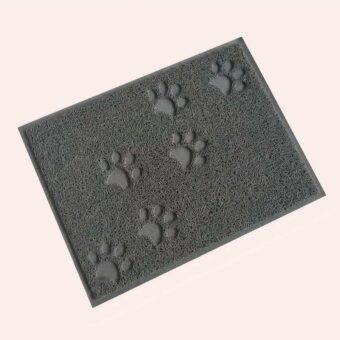 Tapis rectangulaire gris à bouclette en plastique et empreinte de patte de chat en relief pour un espace litière plus propre.