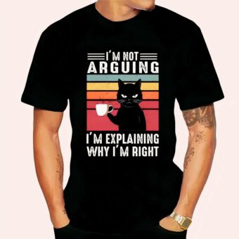 T-shirt porté par un homme, de couleur noir avec un chat noir en colère où il est écrit I'm not arguing I'm explaining why I'm right