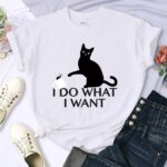 T-shirt blanc à manches courtes et col rond avec un chat noir, écrit I do what I want