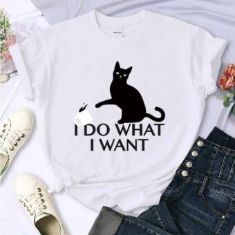 T-shirt blanc à manches courtes et col rond avec un chat noir, écrit I do what I want