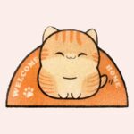 Tapis de litière pour chat orange avec un motif de chat où il est écrit welcome home avec une petite empreinte de pas.