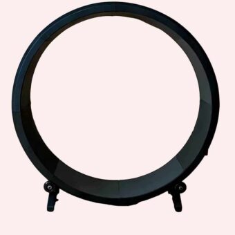 Roue pour chat en PVC noir, ayant comme socle 4 roues permettant de la déplacer. Elle est posée au sol sur un parquet, le mur est en bois clair