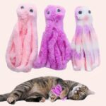 3 doudous pour chat en forme de pieuvre de couleur rose, violette et multicolore et un chat jouant avec le doudou en forme de pieuvre