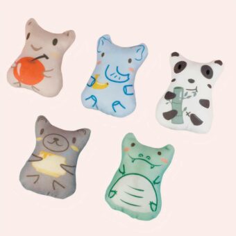 Lot de 5 doudous pour chat représentant un panda, un hamster, un ours, un éléphant et un crocodile mesurant chacun 8cm, sur fond bleu et rose