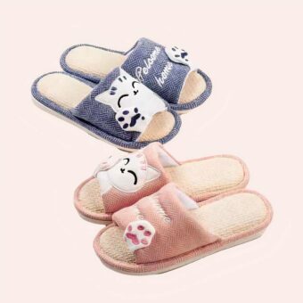 2 paire de pantoufles type mules ouvertes, l'une bleue, l'autre rose avec motif de chat brodé