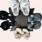 4 paires de pantoufles en forme de chat de couleur noires, blanches, grises et beiges